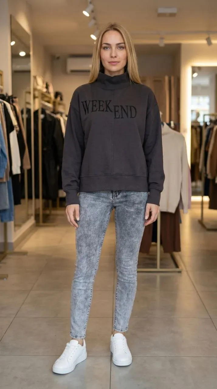 Moletom grafite oversized com gola alta e estampa 'WEEK END'.
